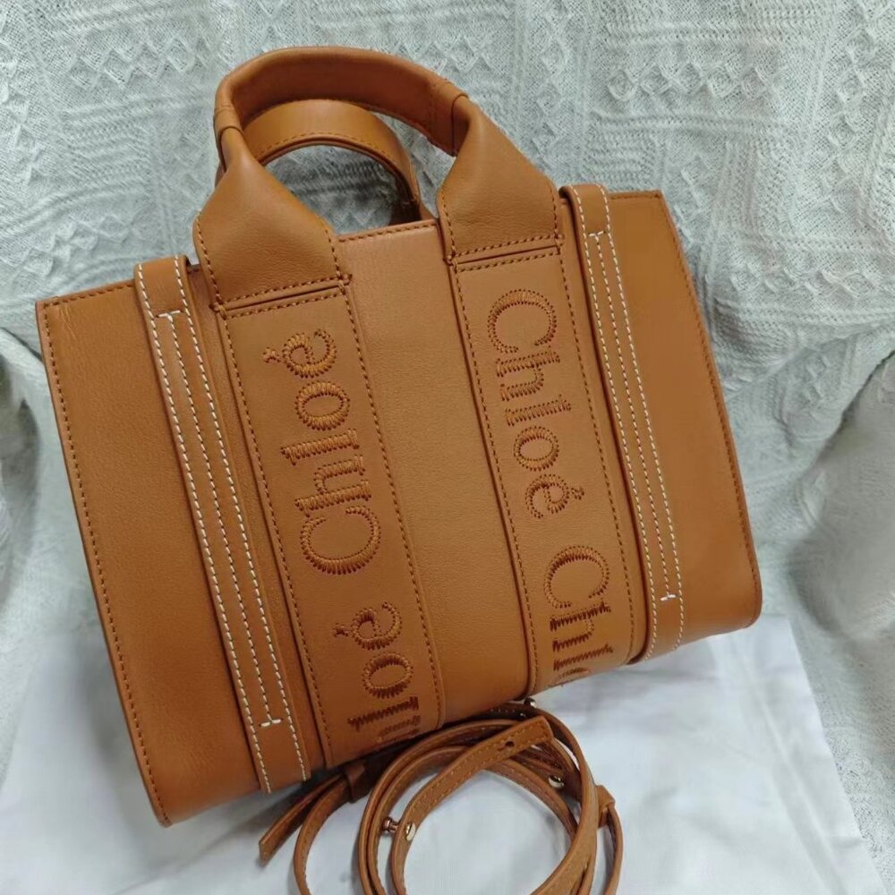 Chloe Small Woody Tote Bag Smooth calfskin with Chloe logo Caramel